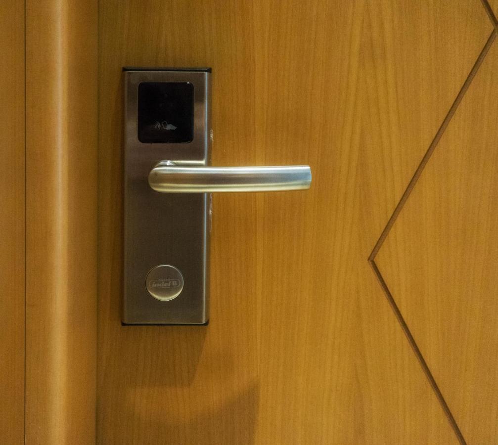 Hotel Londra Римини Екстериор снимка