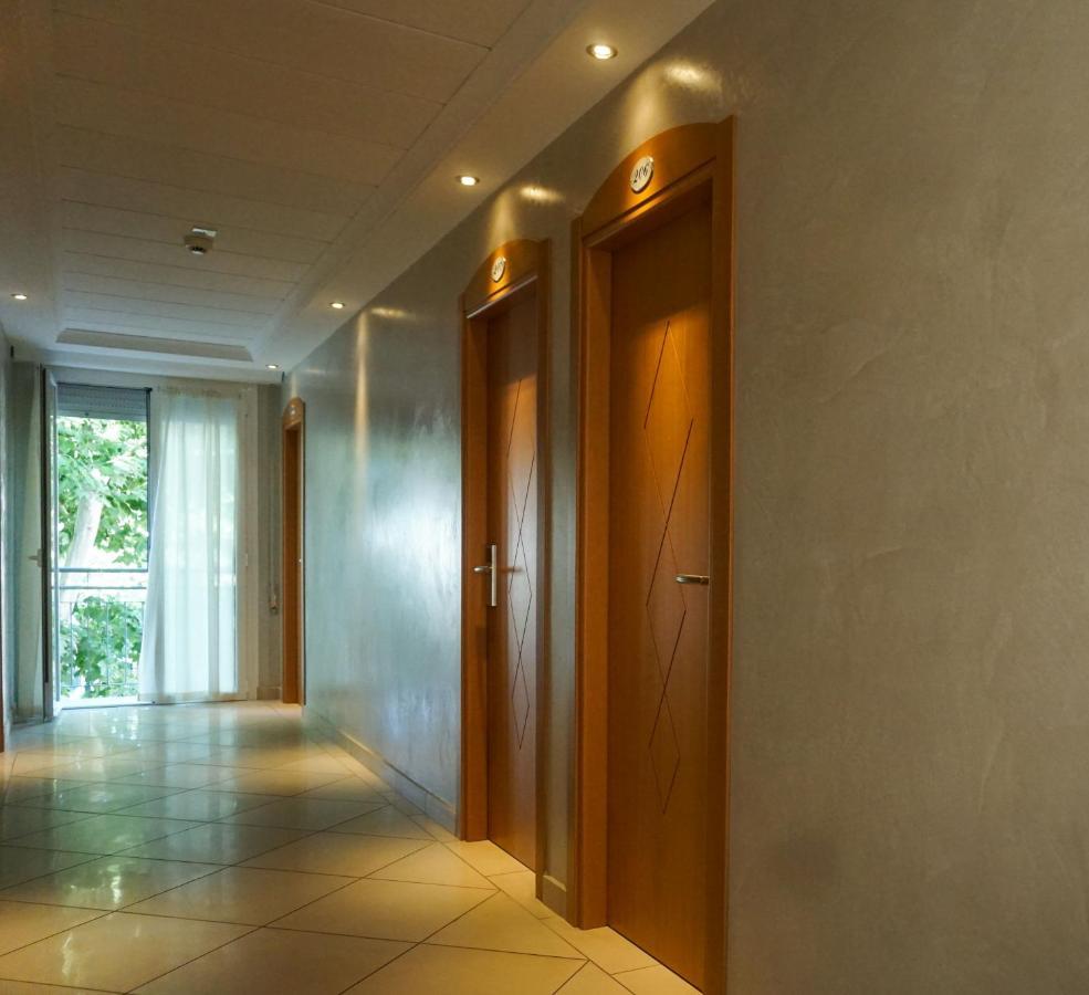 Hotel Londra Римини Екстериор снимка