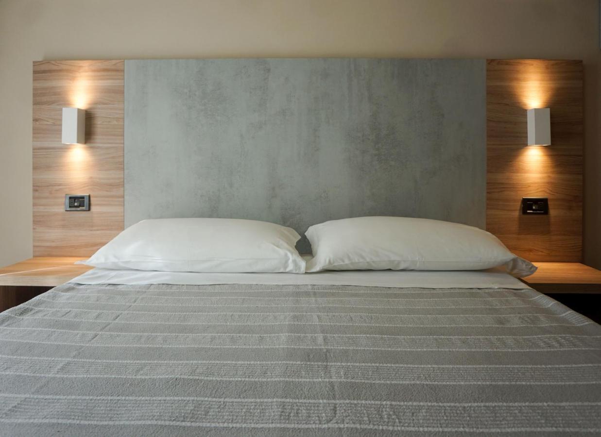 Hotel Londra Римини Екстериор снимка